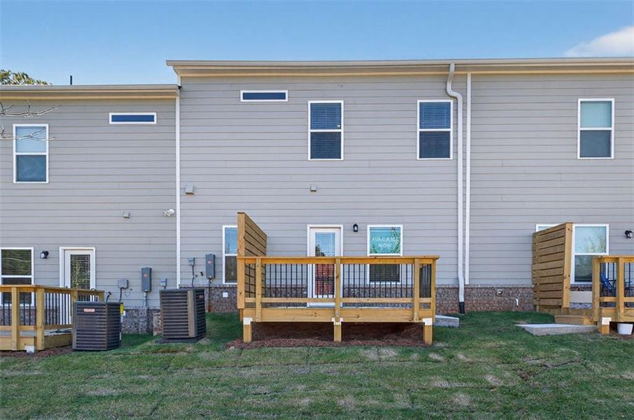 Exterior details and patio area of a home in Franklin Manor, Lawrenceville (Image 23).