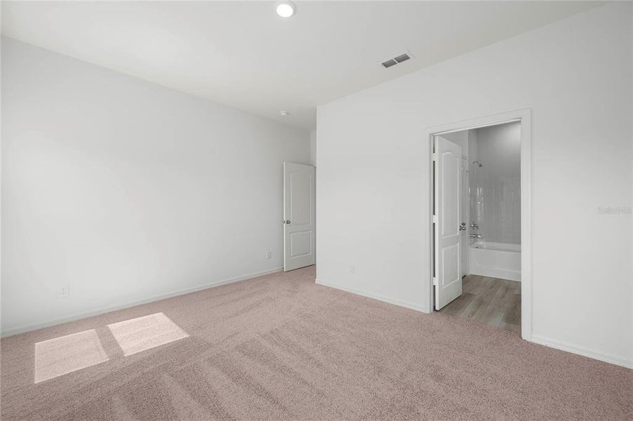 Spacious, unfurnished interior of a new home in Gum Lake Preserve, Lake Alfred (Image 13).