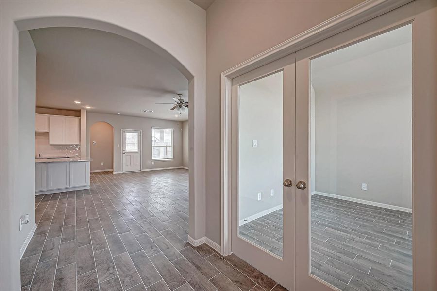 Spacious, unfurnished interior of a new home in Lago Mar, Texas City (Image 32).