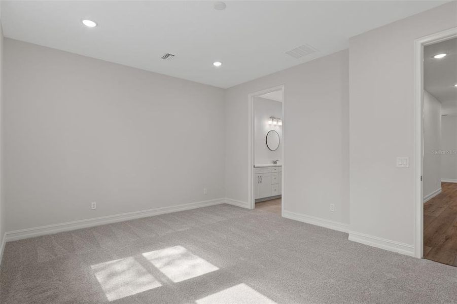 Spacious, unfurnished interior of a new home in Pine Ridge Estates, Beverly Hills (Image 20).