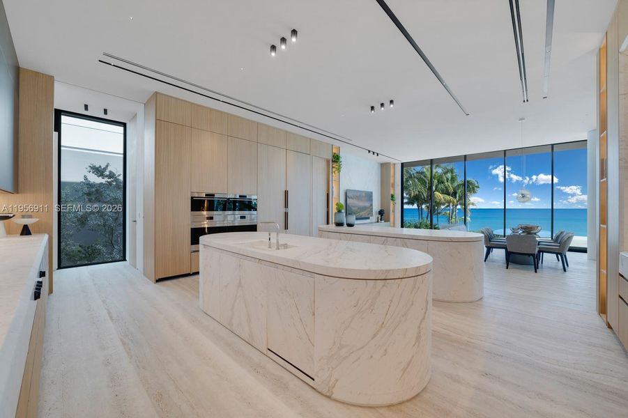 Community amenities in , Golden Beach (Image 53).