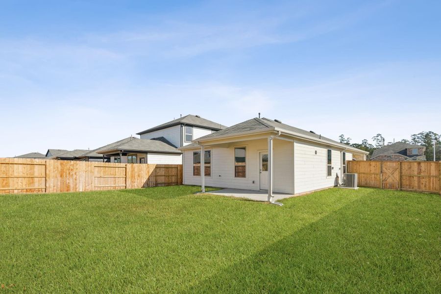 Exterior details and patio area of a home in Mavera, Conroe (Image 2).