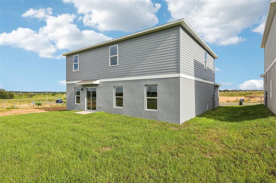 Exterior details and patio area of a home in Bradbury Creek, Haines City (Image 11).