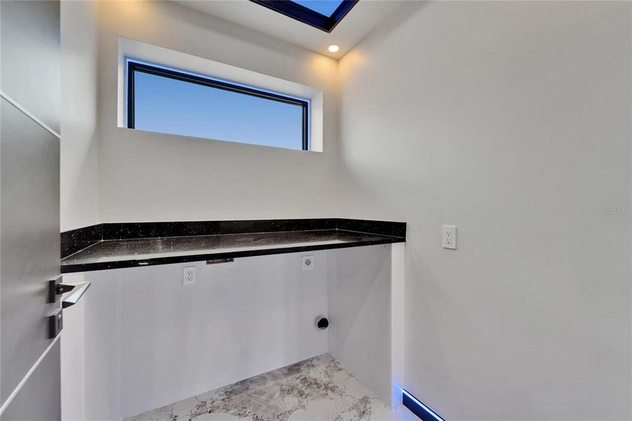 Spacious, unfurnished interior of a new home in , Apollo Beach (Image 95).