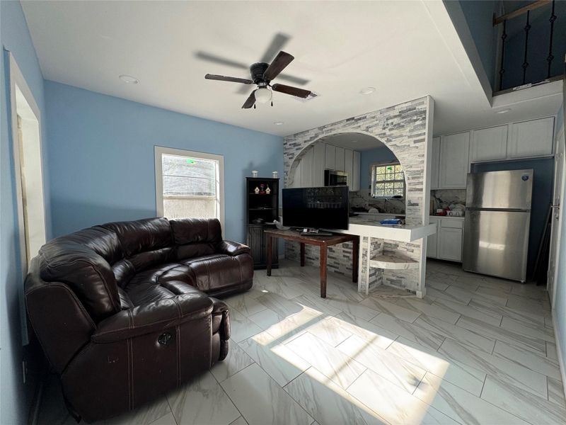 Living room/Kitchen with breakfast bar