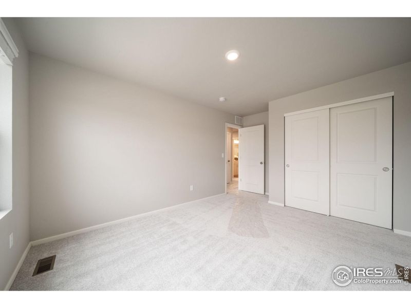 Spacious, unfurnished interior of a new home in Thompson River Ranch, Johnstown (Image 21).