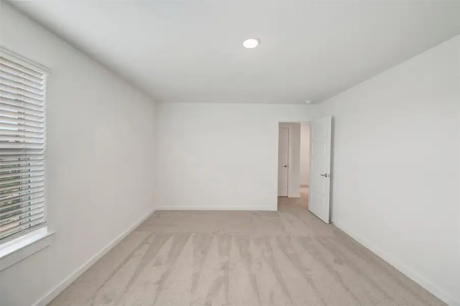 Spacious, unfurnished interior of a new home in Sorella, Tomball (Image 18).