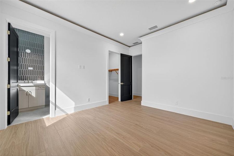 Spacious, unfurnished interior of a new home in , Sarasota (Image 55).