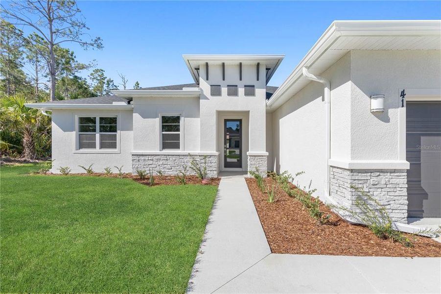 Exterior details and patio area of a home in The Pines at Citrus Springs, Dunnellon (Image 4).