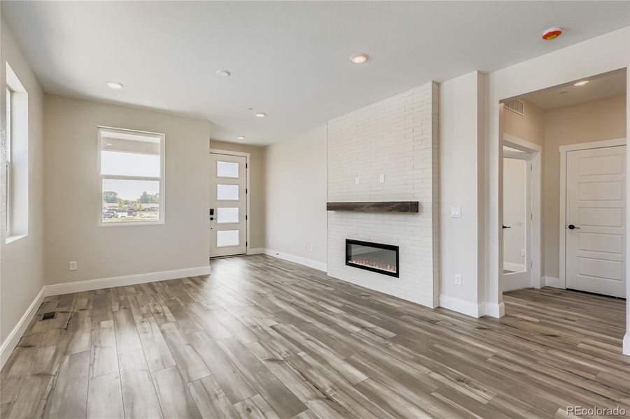 Living room w/fireplace Living room w/fireplace