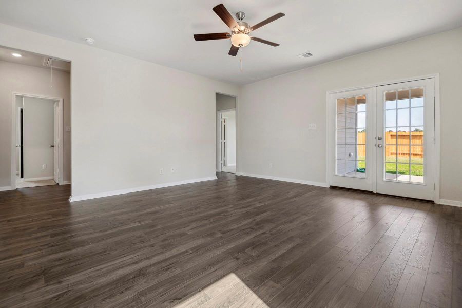 Spacious, unfurnished interior of a new home in Sweetwater Ridge, Conroe (Image 16).