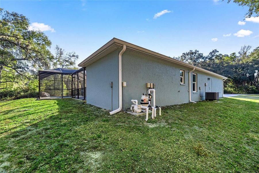 Exterior details and patio area of a home in , Dunnellon (Image 29).