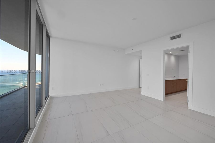 Spacious, unfurnished interior of a new home in , Fort Lauderdale (Image 55).