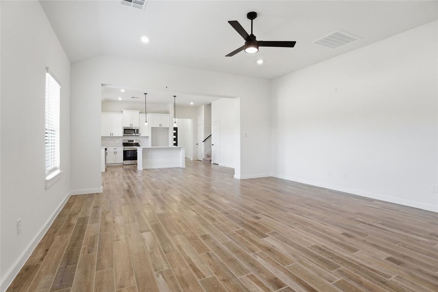 Spacious, unfurnished interior of a new home in Foxtail Palms, Manvel (Image 38).
