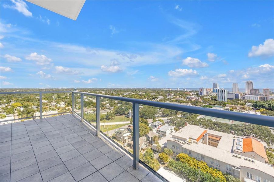 Condo located in St. Petersburg, FL showcasing its design and architecture (Image 3).