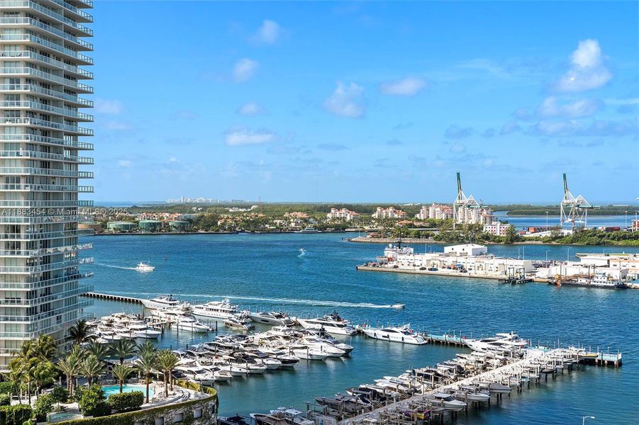 Condo located in Miami Beach, FL showcasing its design and architecture (Image 3).