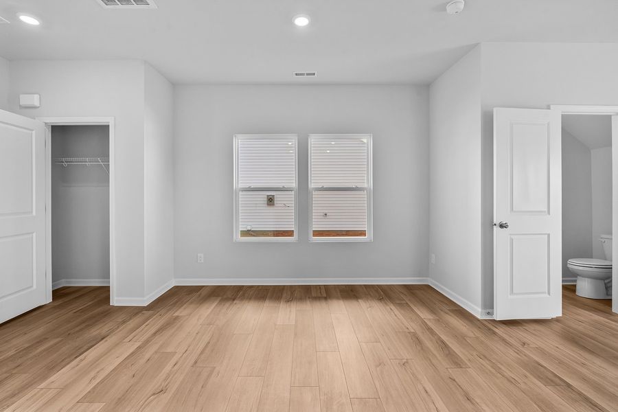Spacious, unfurnished interior of a new home in Hanes Lake, Winston-Salem (Image 15).