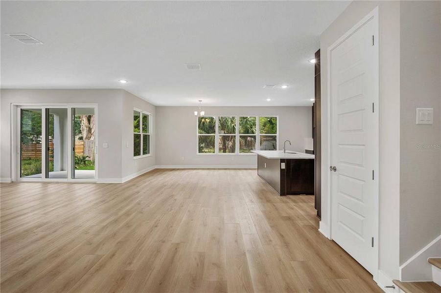 Spacious, unfurnished interior of a new home in , Tampa (Image 38).