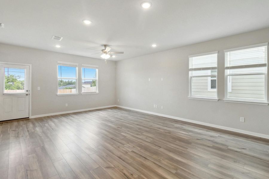 Spacious, unfurnished interior of a new home in , Buda (Image 13).