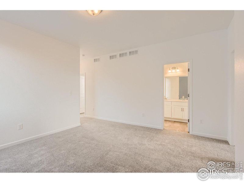 Family room/loft area flowing into the 2nd bath