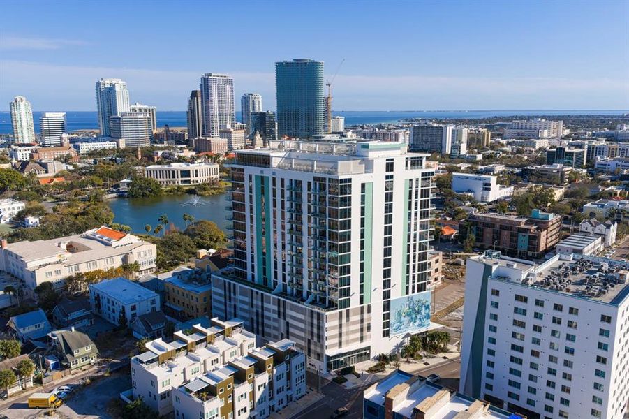 Condo located in St. Petersburg, FL showcasing its design and architecture (Image 28).