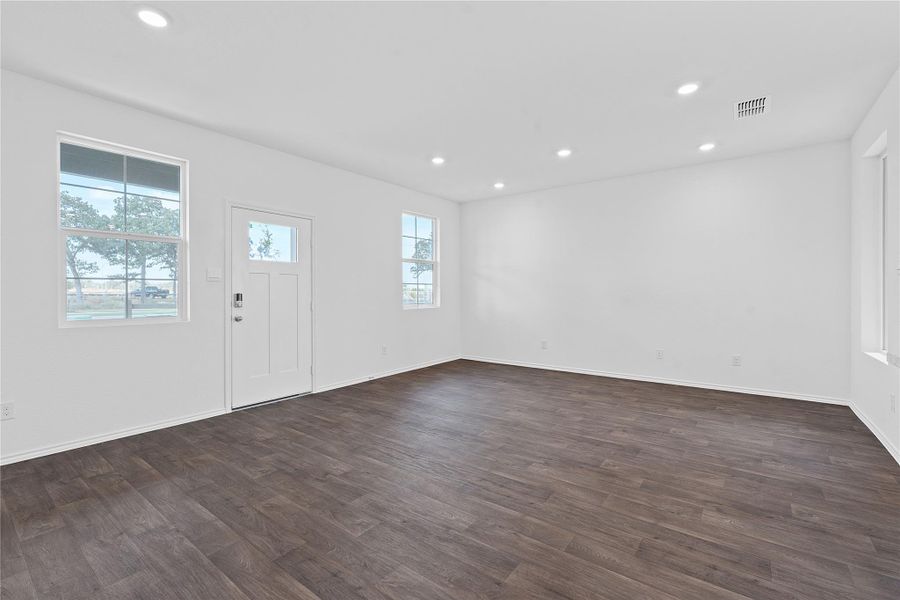 Spacious, unfurnished interior of a new home in Valverde, Bastrop (Image 29).