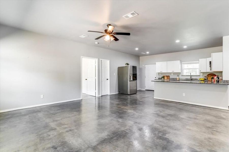 Spacious, unfurnished interior of a new home in , Burleson (Image 31).