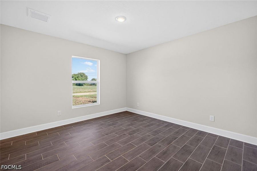 Spacious, unfurnished interior of a new home in Cape Coral, Cape Coral (Image 21).