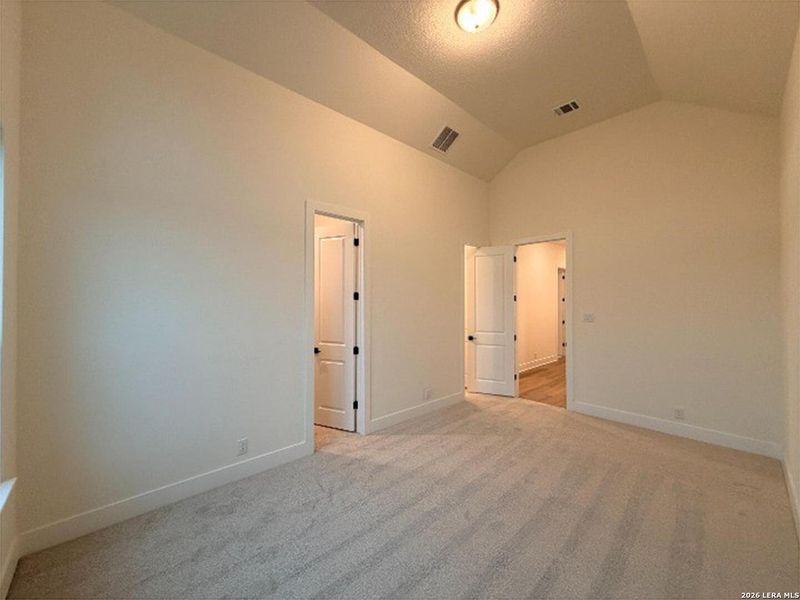 Spacious, unfurnished interior of a new home in Waldsanger, New Braunfels (Image 18).