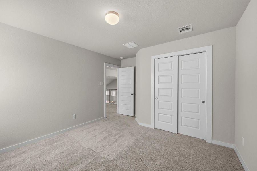 Spacious, unfurnished interior of a new home in Barton Creek Ranch, Conroe (Image 27).