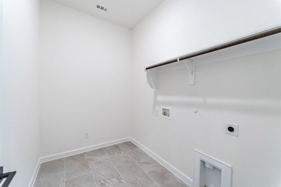 Spacious, unfurnished interior of a new home in Sonoma Verde, Rockwall (Image 52).
