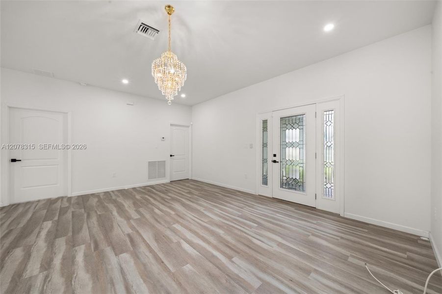 Spacious, unfurnished interior of a new home in , Sebring (Image 38).