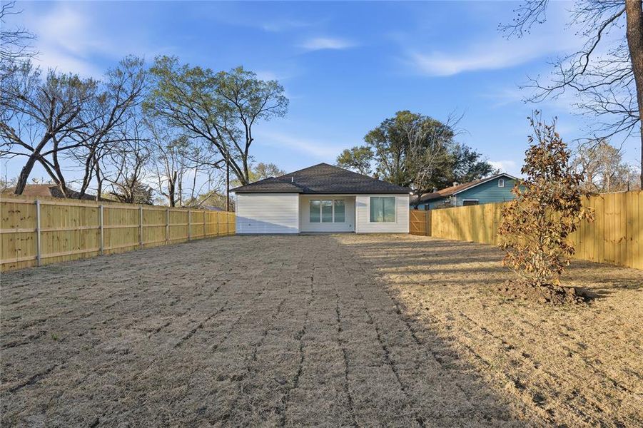 Exterior details and patio area of a home in , Dallas (Image 3).