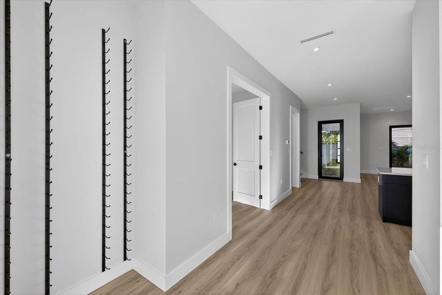 Spacious, unfurnished interior of a new home in , Tampa (Image 25).