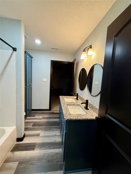 Jack and Jill bath between upstairs bedrooms