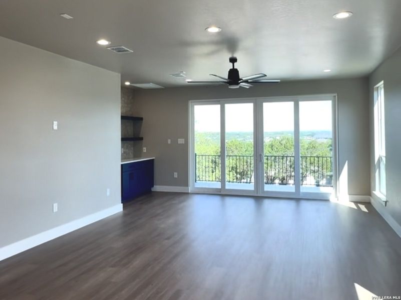 Spacious, unfurnished interior of a new home in , Canyon Lake (Image 10).