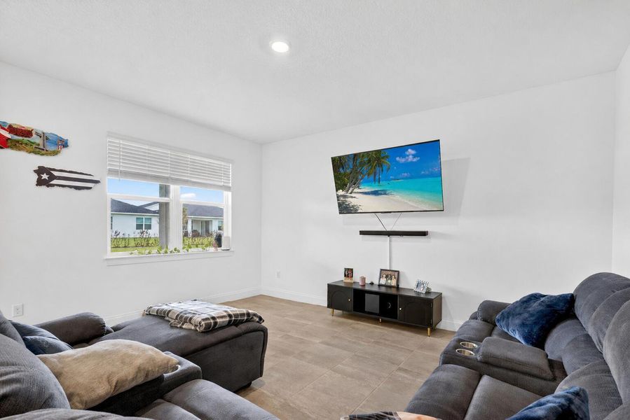 11-living-room-window.jpg 11-living-room-window.jpg