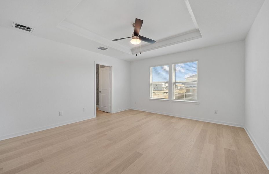 Spacious, unfurnished interior of a new home in Sunfield, Buda (Image 38).