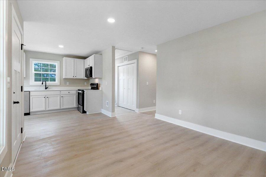 37-303 E James St-37