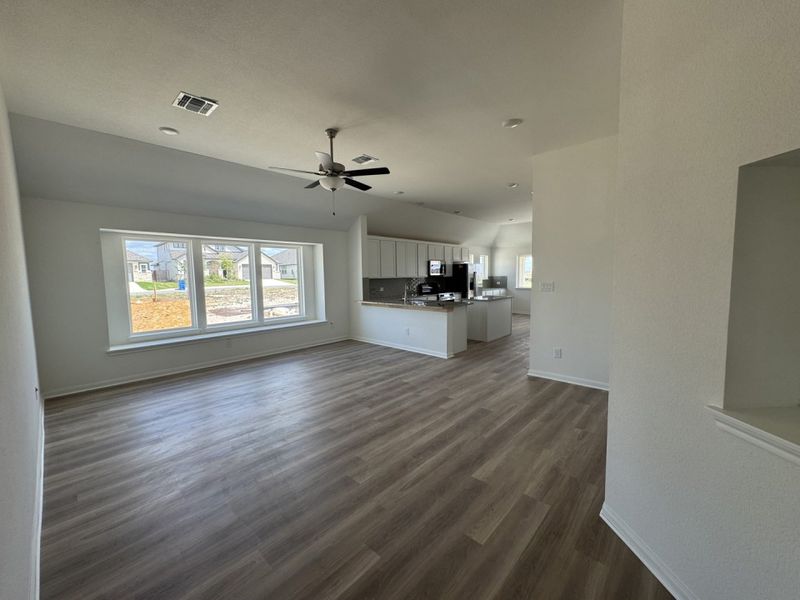 Spacious, unfurnished interior of a new home in Village at Three Oaks, Seguin (Image 6).