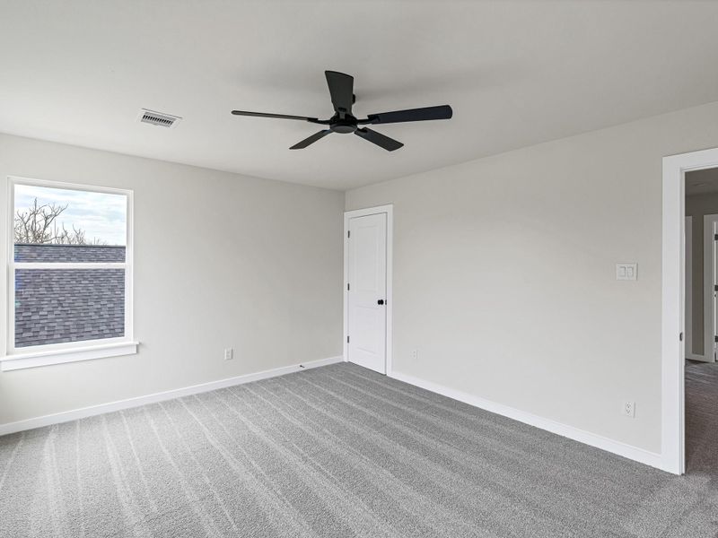 Spacious, unfurnished interior of a new home in , Hempstead (Image 26).