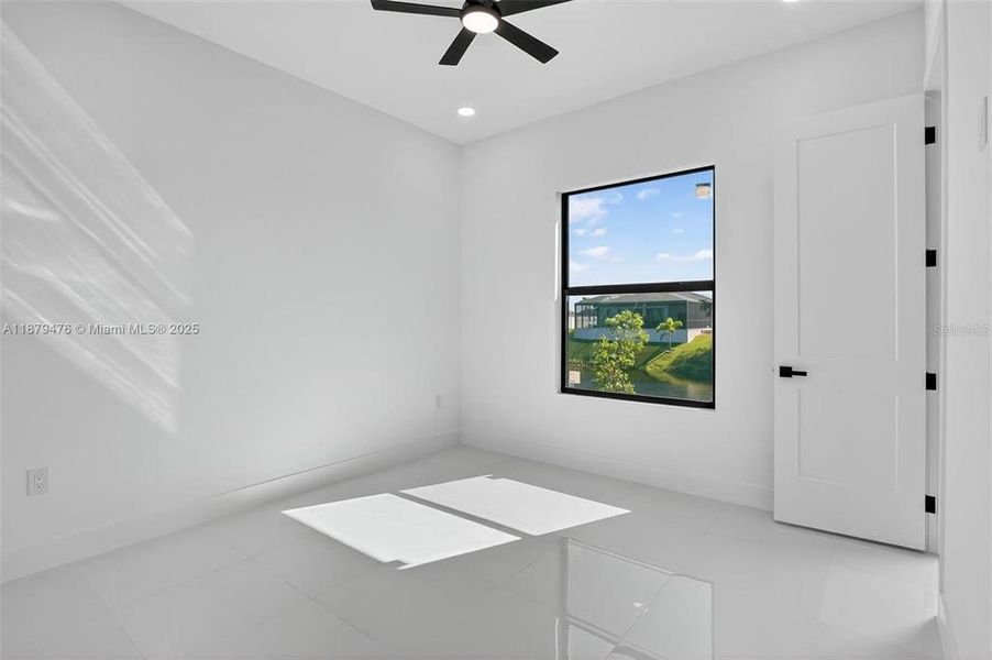 Spacious, unfurnished interior of a new home in , Cape Coral (Image 19).