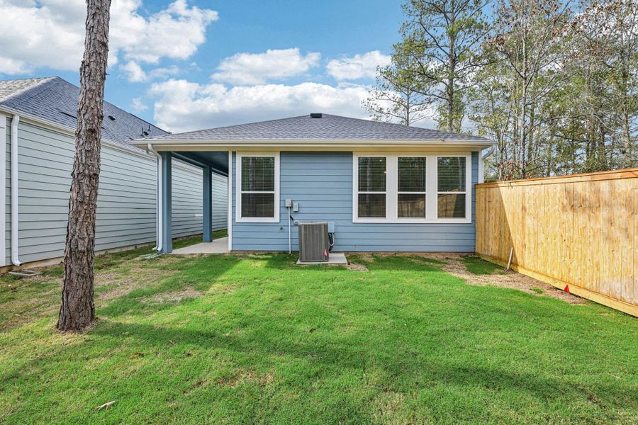 Exterior details and patio area of a home in Kresston, Montgomery (Image 25).