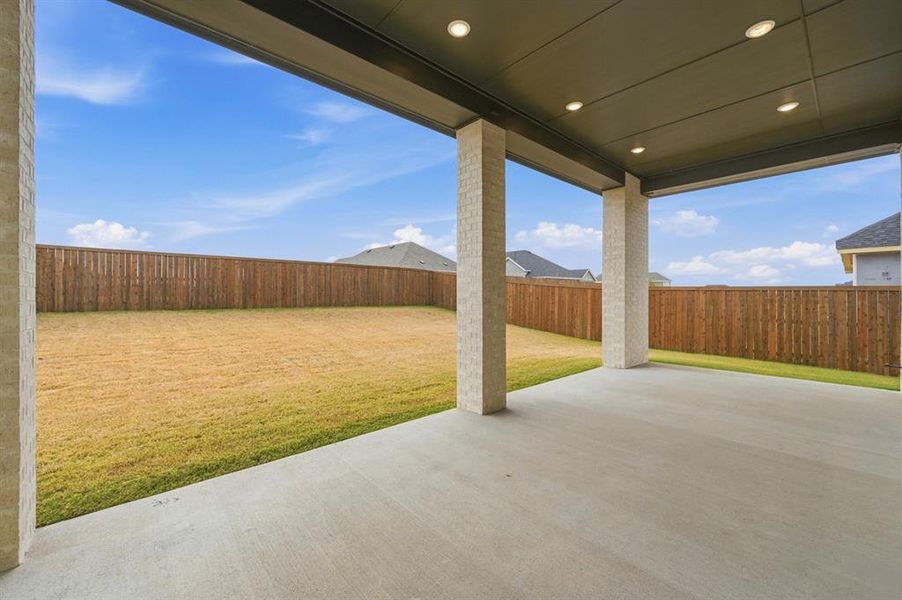 Exterior details and patio area of a home in Ridge Crossing, Waxahachie (Image 3).