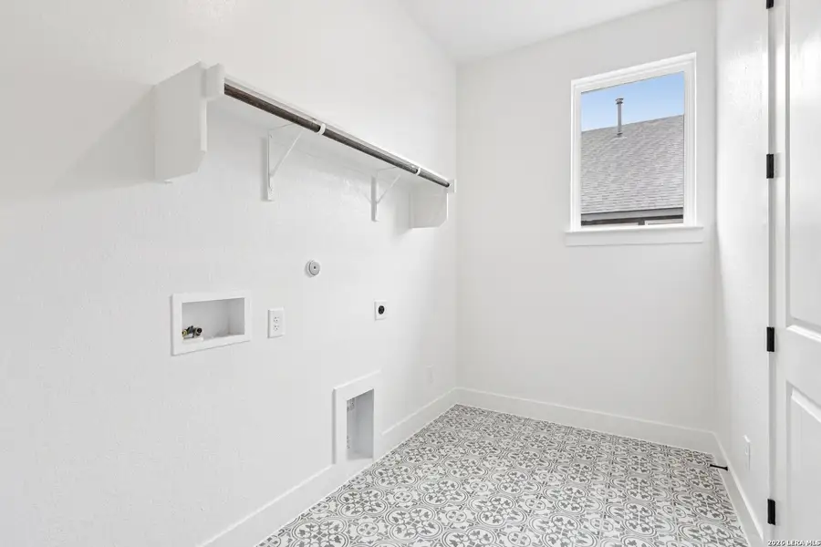 Spacious, unfurnished interior of a new home in Village at Three Oaks, Seguin (Image 27). Spacious, unfurnished interior of a new home in Village at Three Oaks, Seguin (Image 27).