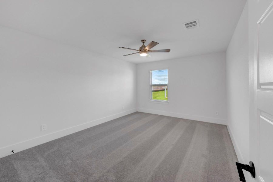 Spacious, unfurnished interior of a new home in Lone Star Landing, Montgomery (Image 20).