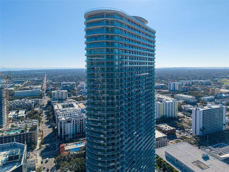 Condo located in St. Petersburg, FL showcasing its design and architecture (Image 42).
