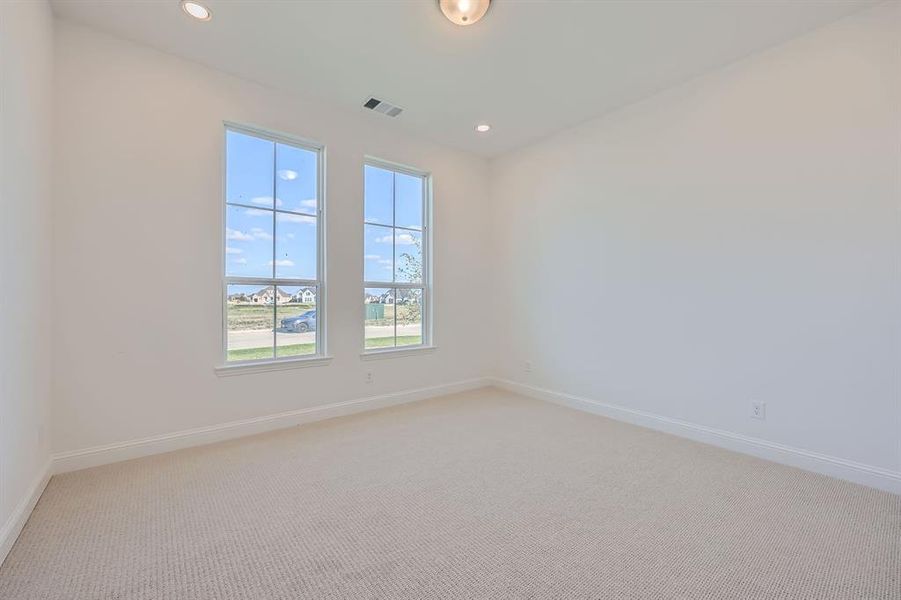 Empty room with light carpet