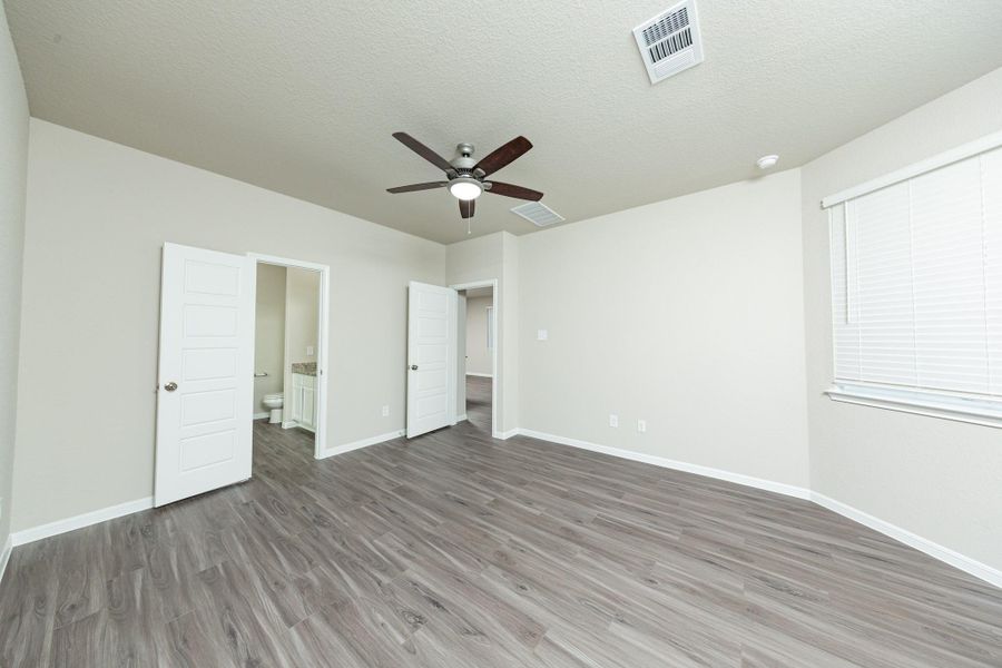 Spacious, unfurnished interior of a new home in Mackenzie Creek, Conroe (Image 9).