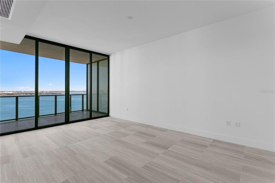Spacious, unfurnished interior of a new home in , Tampa (Image 28).